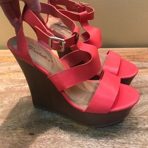 Coral wedges size 9